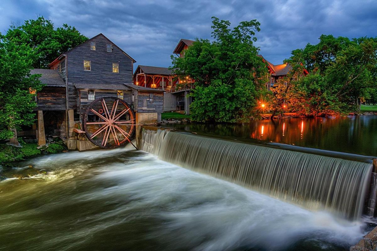 A Stones Throw, You Get 1089 Free Attraction Tickets Per Paid Day, Dollywood And Much More! Pigeon Forge Buitenkant foto