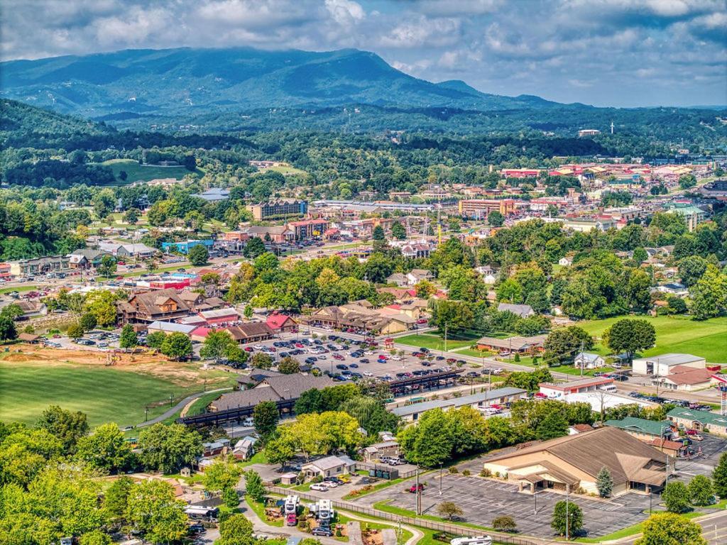 A Stones Throw, You Get 1089 Free Attraction Tickets Per Paid Day, Dollywood And Much More! Pigeon Forge Buitenkant foto